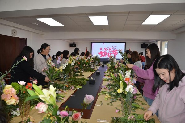 華水集團公司工會舉辦 “春暖花開·詩情花藝”婦女節(jié)插花活動